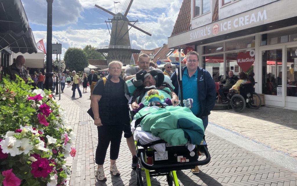 Dësen Här (1968) hat nach en Härzenswonsch: zesumme mat senger Famill op Knokke ze fueren, eng Plaz voller wäertvollen Erënnerungen.