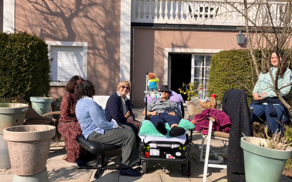 Fir e puer Stonnen zeréck heem an säin eegene Gaart. Dat war de Wonsch vun dësem léiwen Här (1945).